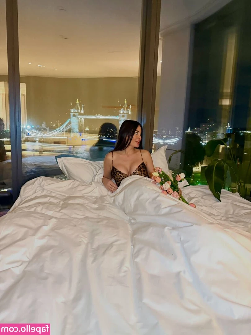 Dominique Hourani [ dominique-hourani ] - I love having my pussy played with. 🥰