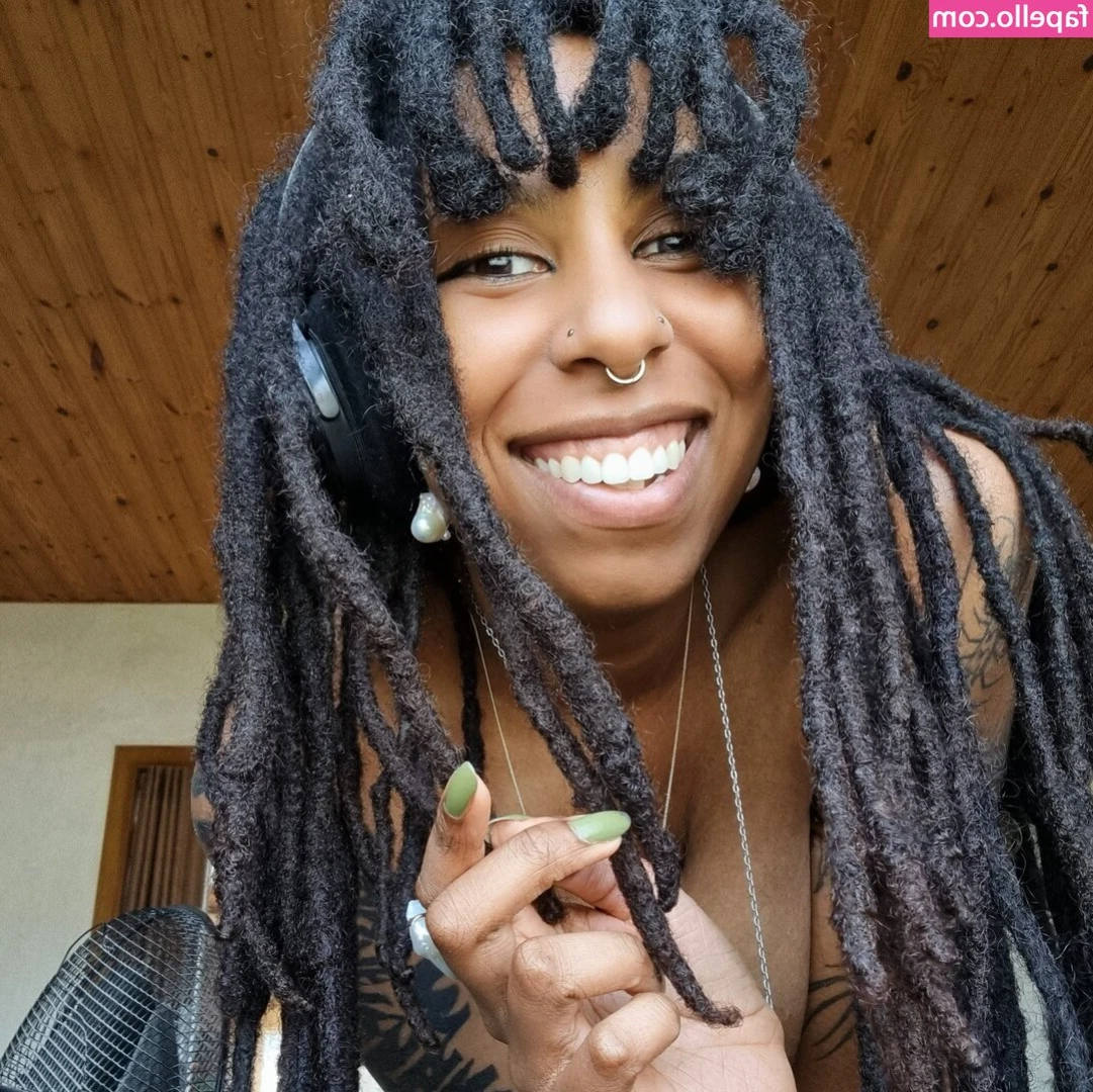 Livie Burke [ livie-burke ] - How long would you last watching me shake my ass for you in these
