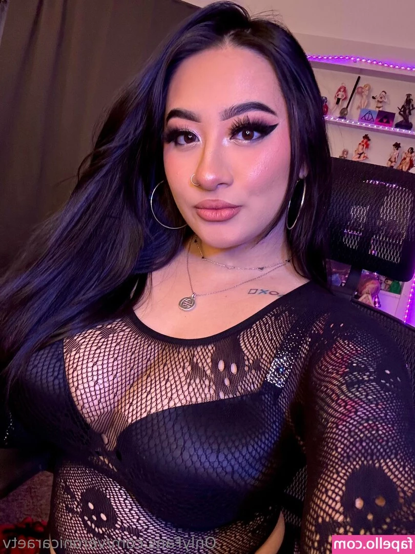 veronicaraetv - Ever wanted to get your dick sucked by a gamer girl? 🍆💦