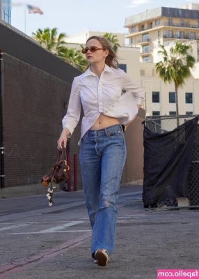 joey_king [ joey-king-1 ] - Who wants to shower with me