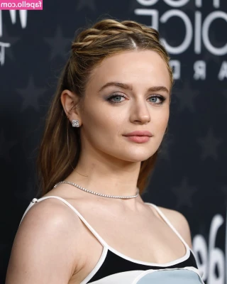 joey_king [ joey-king-1 ] - It s been a while  loves   Comment below what you want to see from me