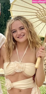 joey_king [ joey-king-1 ] - I love how my tits just pop out of this dress