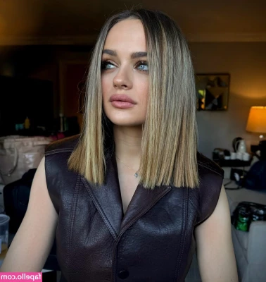 joey_king [ joey-king-1 ] - Just got out of the shower