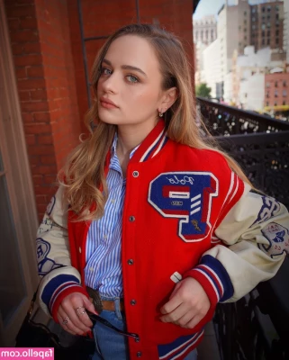 joey_king [ joey-king-1 ] - La tengo dura en casa