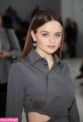 joey_king [ joey-king-1 ] - Selfie without bra