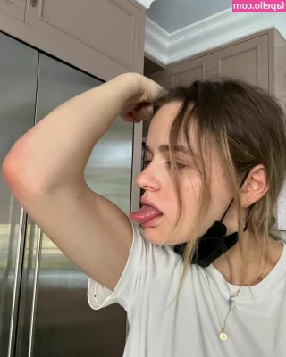 joey_king [ joey-king-1 ] - POV  I m riding you from the back