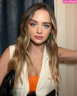 joey_king [ joey-king-1 ] - sneaky pics outside on deck   lucky i live upstairs