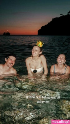 joey_king [ joey-king-1 ] - Oh and my ass is visible too 😆