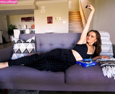 joey_king [ joey-king-1 ] - Can t remember the last time I had a head between these powerful legs