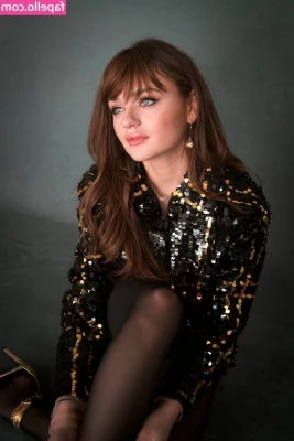 joey_king [ joey-king-1 ] - Bathroom mirror pics