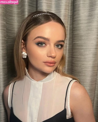 joey_king [ joey-king-1 ] - Black and white  feetfetish