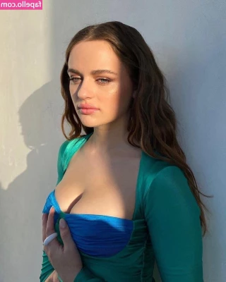 joey_king [ joey-king-1 ] - Hi my loves  Sitting in bed to see what more kind of content you all