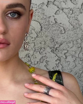 joey_king [ joey-king-1 ] - Y’all like when I’m wet, right?
