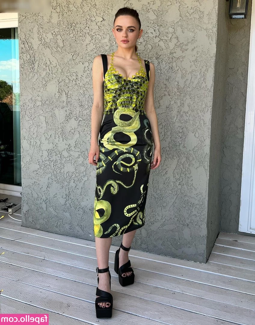 joey_king [ joey-king-1 ] - Fall toes