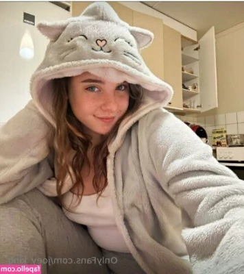 joey_king [ joey-king-1 ] - Tight in that cage ?