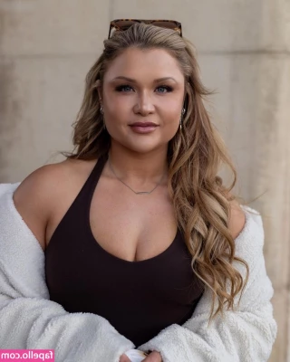 Sophia Thiel [ sophia-thiel ] - SLOBHOUSE DEBUT  She said  let me show you how a freak bitch sucks