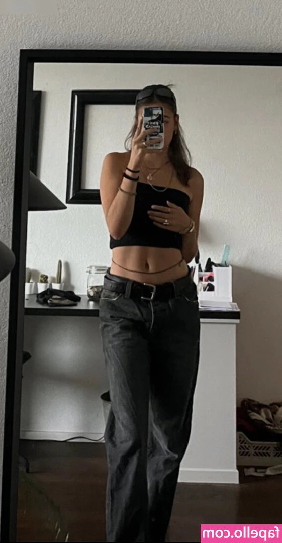 Filipa Lenja Ries [ filipa-lenja-ries ] - your pretty little Egirl streamer. she just want your attention.