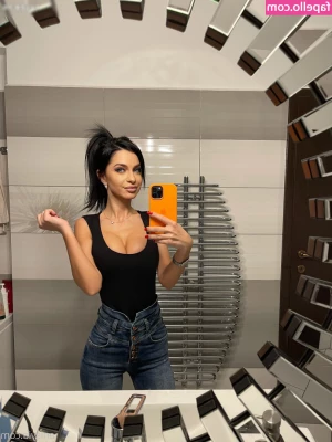 Anisyia - Name 2 things you love about me 🖤🖤