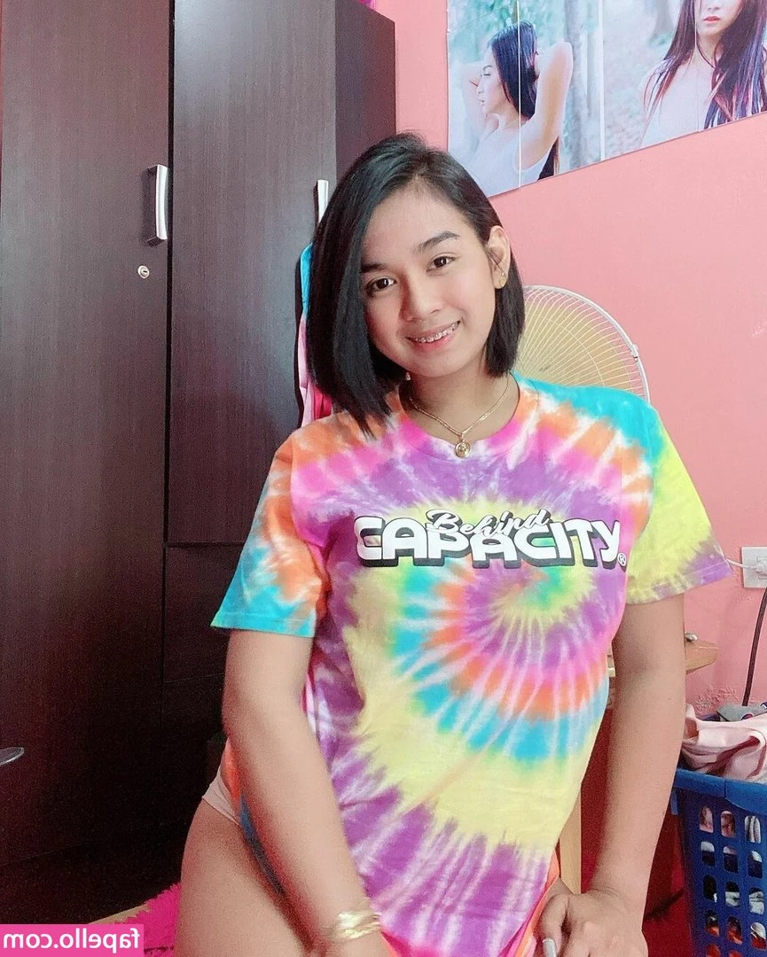 Tin Benitez [ tin-benitez ] - Ahh…I love the feeling of taking off all my clothes and laying on