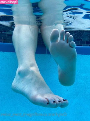 fingers_toes_soles [ fingers-toes-soles ] - Your first girlfriend fucked you a single time and ended it. Your