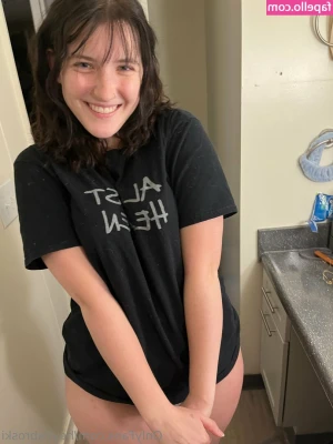 HeyItsBroski - Putting Him to Sleep with a Late Night Footjob 😜