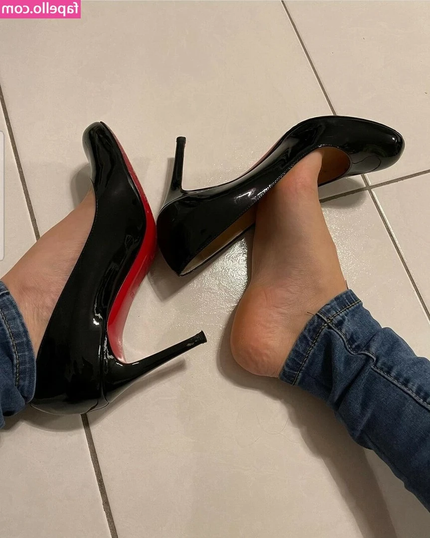 Rooxaanee Feet [ rooxaanee-feet ] - Good morning ! It’s my mother fuckin birthday month!!!!