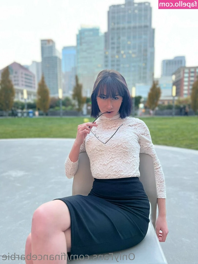 financebarbie - Juicy booty 🍑