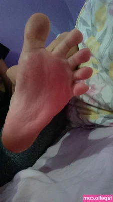 Pés Da Minha Esposa [ pes-da-minha-esposa ] - Peek-a-boo nipples