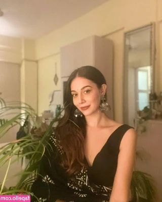 Aahana Kumra [ aahana-kumra ] - Arty and seductive, sensual siren or Wall flower, you decide. What