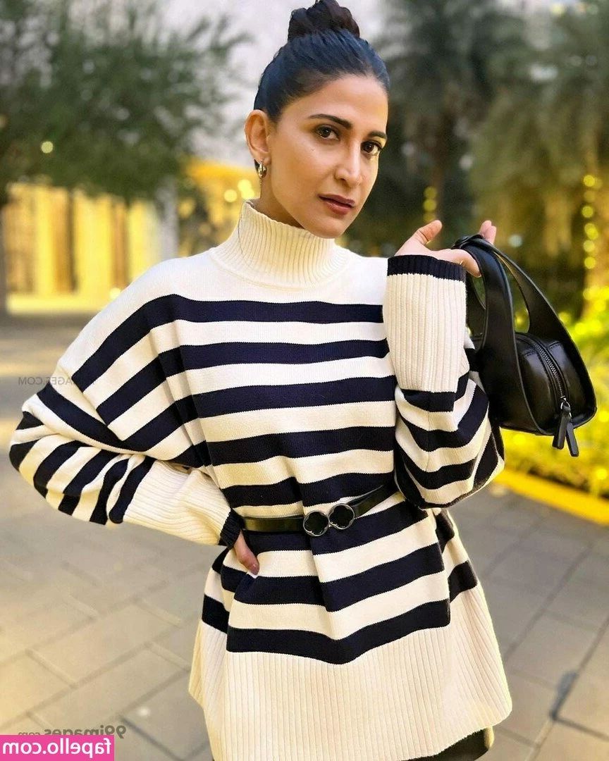 Aahana Kumra [ aahana-kumra ] - what do you sniff first?