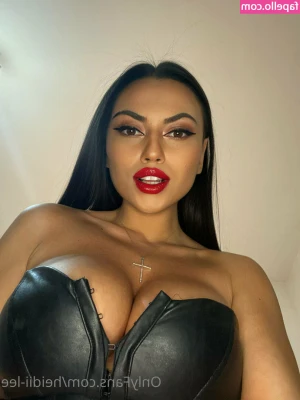 Heidii Lee - I love to show them off to stranger😜