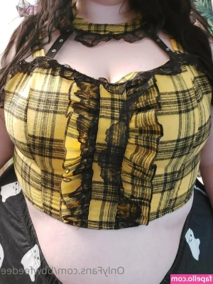 bbwfeedee - lil booty got a lil bounce to it ✨ shakin ass w @gothbaabby n