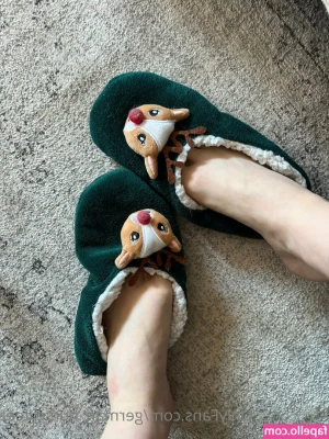german_nurse_feet [ german-nurse-feet ] - Why aren’t you guys unlocking the videos i send? They’re wild 😜