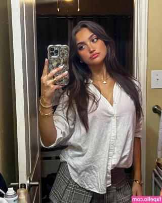 Katie Thompson [ katie-thompson ] - comment what I should be for halloween this year 🎃