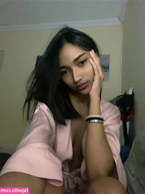 gracie [ gracie-1 ] - Sniff my soles  Worship them  Put your tongue between my toes and