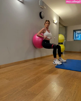 Sabrina Salerno [ sabrina-salerno ] - Watch me attempt to clap/shake/twerk my ass in my cat woman costume