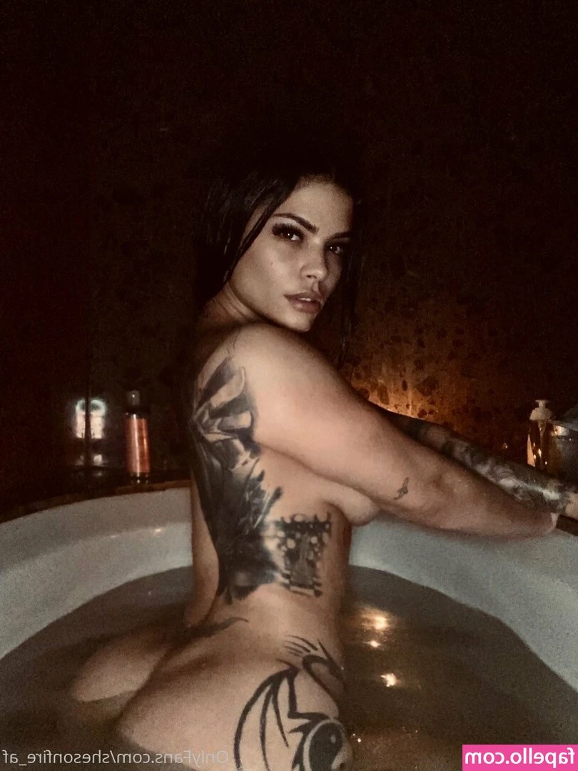 shesonfire_af [ shesonfire-af ] - wind me up just to watch me go 🥵😛🖤