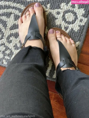 foot_the_bills [ foot-the-bills ] - My Big size 11 soles for your stroking needs 😏🤭My microphone