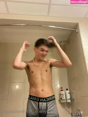 thebasilgray - just got dumped looks like I need to find someone else to fuck me :(
