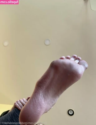 goddesszeldafeet11 - Catch this super sexy POV of me and Eva sucking cock :)