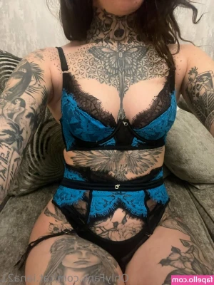 tat.iana21 [ tat-iana21 ] - what do u prefer tits or butt? 🍈🍑🔥🔥