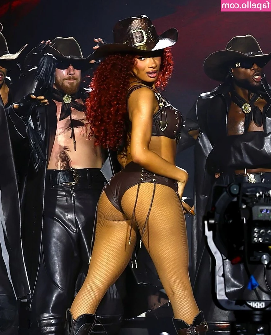 Megan Thee Stallion [ megan-thee-stallion-4 ] - Playing with my wand on my beautiful juicy pussy