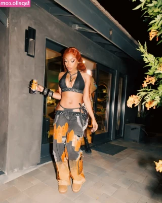 Megan Thee Stallion [ megan-thee-stallion-4 ] - just eating then getting ready to go live!! see y’all in less than