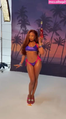 Megan Thee Stallion [ megan-thee-stallion-4 ] - Wiping that juicy spunk off my face and licking it clean 👅