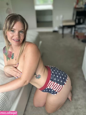 sheajinx - Titties out at the hole