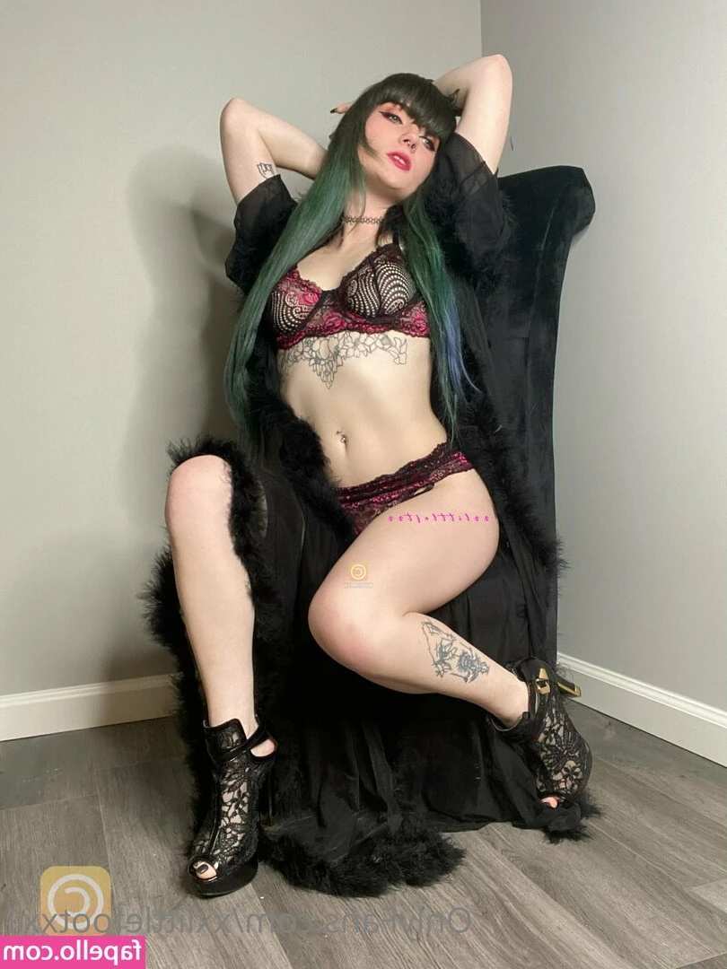 xxlittlefootxx1 - Oiling her up for you 🐷🐷🐷