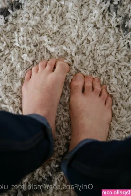 male_feet_uk [ male-feet-uk ] - My pussy is so pretty in the sun❤️