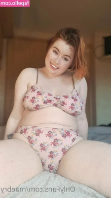 maebry - Tell me I’m pretty and feed me cakes?