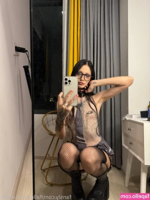 fallenemoangel - Sometimes I feel like a queen