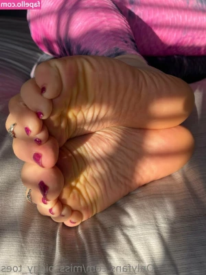miss.piggytoes [ miss-piggytoes ] - I like to do the dishes with my biggest butt plug in   it makes me
